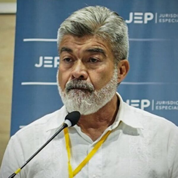 Falsos positivos: juez ordena a Petro resolver petición de las víctimas para revocar medallas del general (r) William Torres Escalante | Cambio Colombia