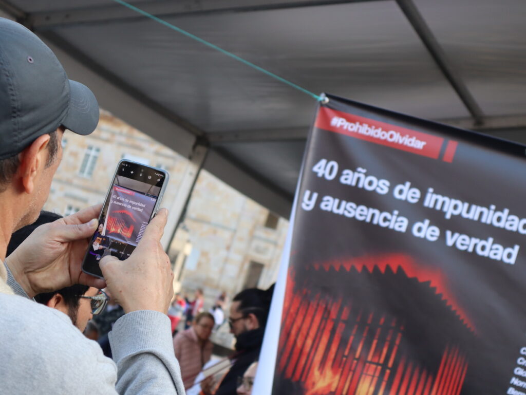 dhColombia Las imágenes que dejó el acto simbólico por los 40 años del holocausto del Palacio de Justicia | Galería IMG 1074